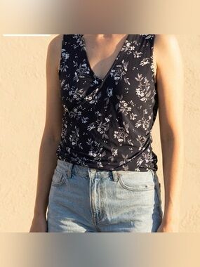 NWT Violets & Roses Blue Floral Sleeveless Top • Size L • Spring/Summer Staple